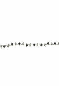 Collana in argento con piccole perle nere distribuite equamente lungo la sua lunghezza su uno sfondo bianco.