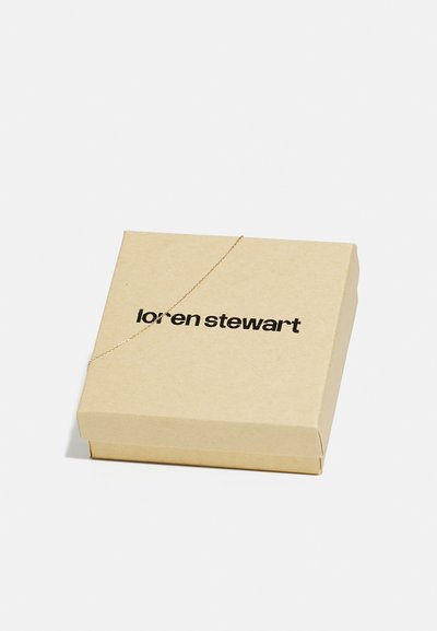 Cutie din carton maro cu un design pliabil, având un logo imprimat și un accent decorativ minimal din sfoară de-a lungul părții superioare.