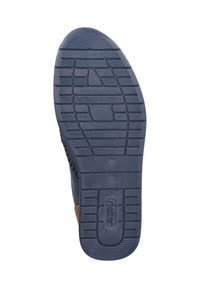 Heren navy rubberen zool met een onderkant, voorzien van gestructureerde grippatronen en een bruine lederen accent, ontworpen voor comfort en grip.