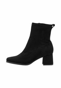 Crne antilop čizme do gležnja s šiljastim vrhom, blok petom i glatkom teksturom. Imaju petnu traku za lakše obuvanje i vidljive šavove.