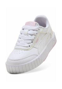 Biały skórzany sneaker z wyściełanym kołnierzem, teksturowanym przodem, wiązaniem na sznurowadła oraz jasnoróżowymi akcentami na języku i bocznym logo.