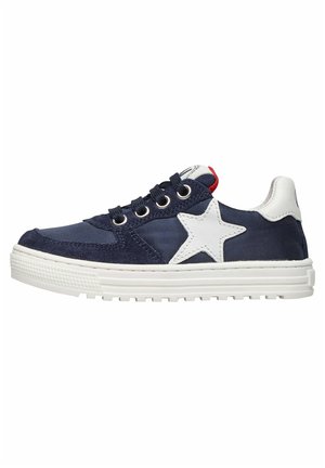 Sneaker blu navy con dettaglio a stella bianca, materiali in suede e tela, punta rotonda, suola in gomma bianca e design di allacciatura con sei fori.