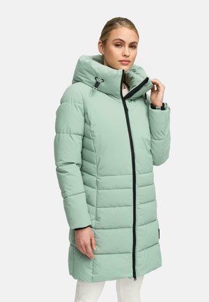Mintgroene gewatteerde winterjas met een hoge kraag, ritssluiting en verstelbare capuchon. Beschikt over horizontale stiksel en zijzakken.