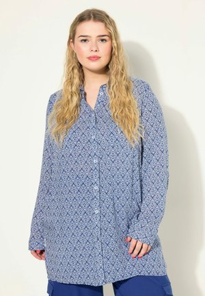 Blauw patroon blouse met een kraag, lange mouwen en intrigerende witte geometrische ontwerpen. Zacht materiaal met een comfortabele pasvorm.