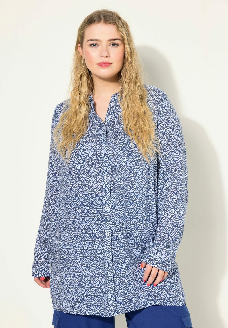 Camicia button-up blu con motivo, colletto, maniche lunghe e intricate decorazioni geometriche bianche. Tessuto morbido con una vestibilità comoda.