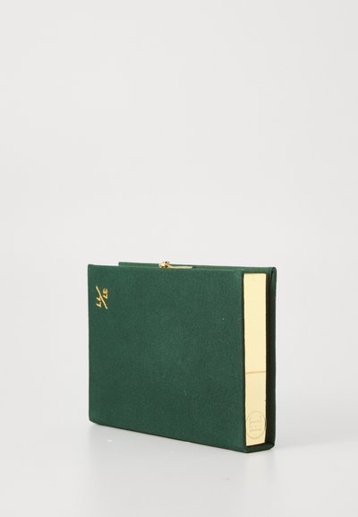 Roheline kangast klamber kuldse klapi ja tarvikutega, millel on sile tekstuur ja minimalistlik disain. Logo on küljele sisse pressitud.