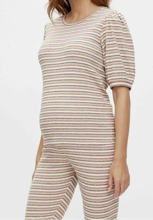 Sweter w paski w miękkim beżowym kolorze z różowymi akcentami. Posiada krótki top z bufiastymi rękawami i dopasowane legginsy, oferując teksturowane wykończenie.