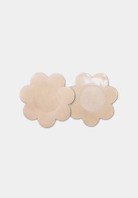 Twee beige bloemvormige kleefbare tepelhoesjes, één toont de stofzijde en de andere de kleefzijde.