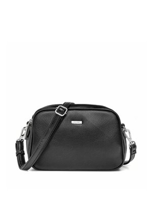 Czarna torba na ramię z ziarnistej skóry z regulowanym paskiem, srebrnymi elementami i małą prostokątną plakietką z logo marki na środku przodu.