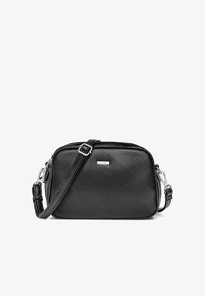 Czarna torba na ramię z ziarnistej skóry z regulowanym paskiem, srebrnymi elementami i małą prostokątną plakietką z logo marki na środku przodu.