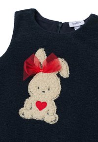 Navyblauw mouwloos jurkje met een wollig tan konijnenpatch, een rode strik en hartdetail, met een rits aan de achterkant.