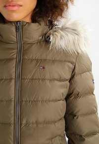 Hilfiger Denim Bunda z prachového peří - khaki
