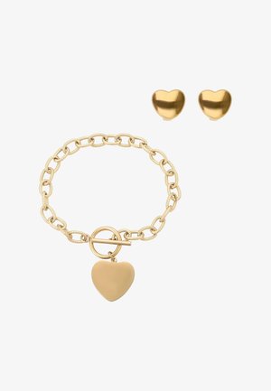 Kultakoruvalikoima, johon kuuluu sydänriipusrannekoru kiinnityssoljella ja siihen sopivat sydämenmuotoiset nappikorvakorut, kaikki kiiltävällä pinnalla.