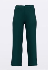 Zielone spodnie o prostych nogawkach, gładkiej fakturze, z talią na średniej wysokości, bez widocznych wzorów i elementów metalowych.