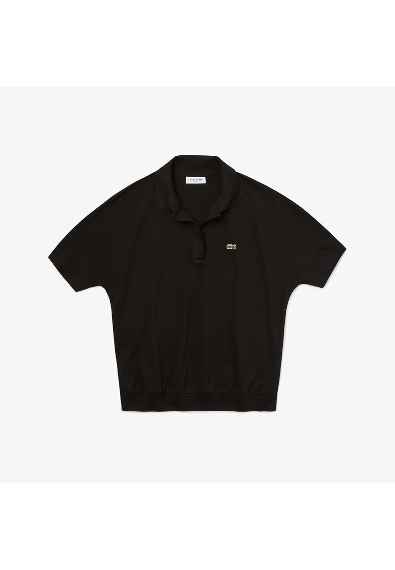 Schwarzes Poloshirt mit kurzen Ärmeln, Kragen und geripptem Saum, mit kleinem grünem Lacoste-Krokodil-Logo auf der Brust. Material: Baumwolle.