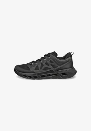 Scarpa da atletica nera con tomaia in mesh, design strutturato, chiusura con lacci e suola imbottita accentuata con ritagli per la flessibilità.
