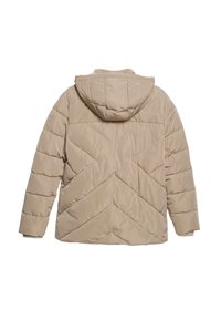 Chaqueta de plumas beige con capucha, con líneas de acolchado en diagonal, mangas largas y un exterior liso y brillante. Sin detalles de hardware visibles.