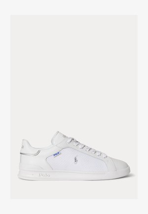 Fehér, alacsony szárú Polo tornacipő fűzőkkel, hálós oldalpanelekkel, ezüst logóhímzéssel és dombornyomott Polo márkajelzéssel ellátott gumitalppal.
