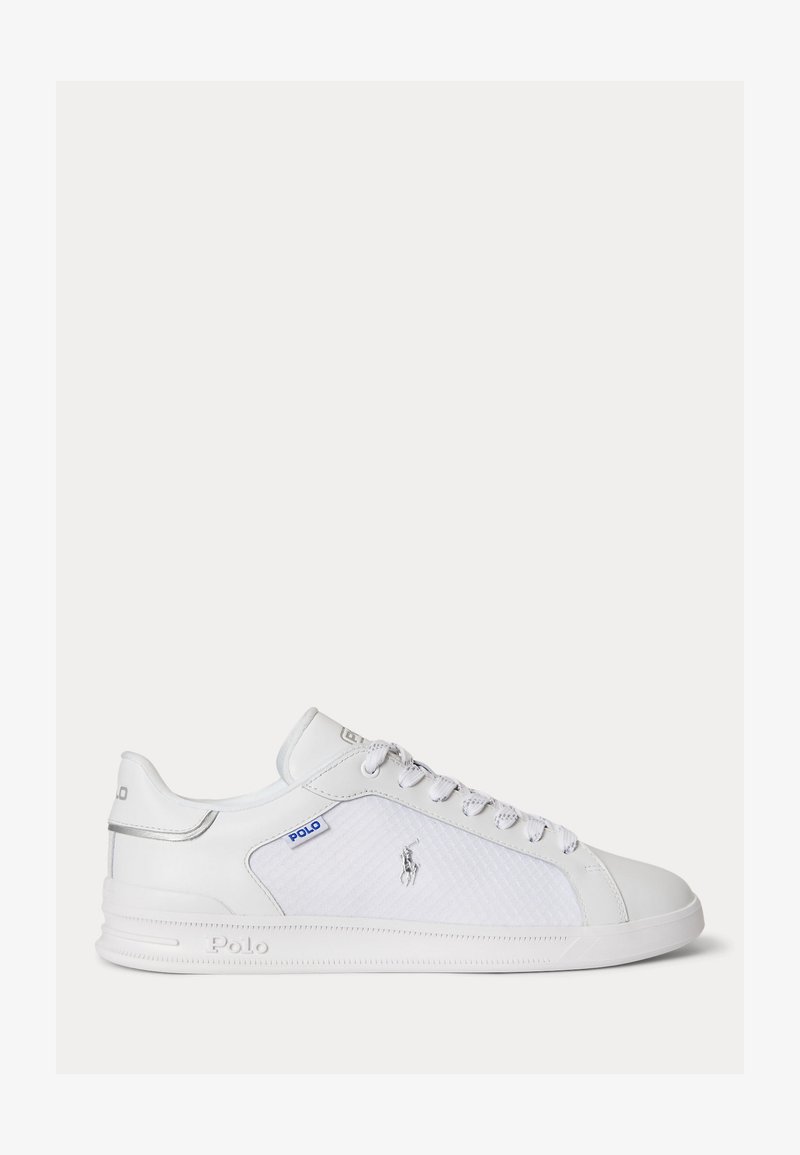 Λευκό χαμηλό sneaker Polo με κορδόνια, δίχτυ πλαϊνή επένδυση, ασημένιο κέντημα λογότυπου και λαστιχένια σόλα με ανάγλυφη σήμανση Polo.
