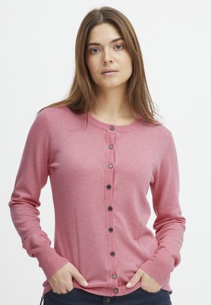 Roze gebreide cardigan met een ronde hals, knoopsluiting aan de voorkant en zijzakken. Voorzien van donkere knopen en ribgebreide manchetten. Gladde textuur.