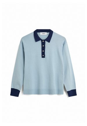 Hele sinine polo-sweater navy kaeluse ja viie nupuga kinnitusega, navy mansetid. Sile tekstuur, soonikkoes äär ja pikad varrukad.