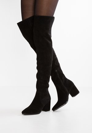 Schwarze Wildleder-Overknee-Stiefel mit spitzer Zehenpartie und Blockabsatz, versehen mit einem seitlichen Reißverschluss und einer weichen, strukturierten Oberfläche.