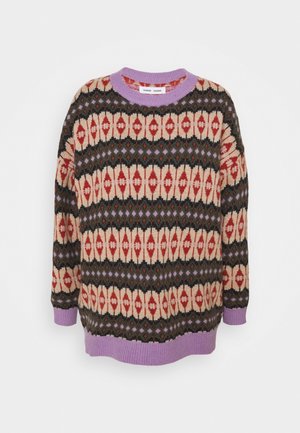 Pull long en maille avec des motifs géométriques rouges, beiges, olives et violets, avec col, poignets et ourlet côtelés violets.