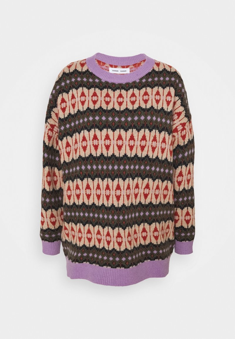 Pull long en maille avec des motifs géométriques rouges, beiges, olives et violets, avec col, poignets et ourlet côtelés violets.