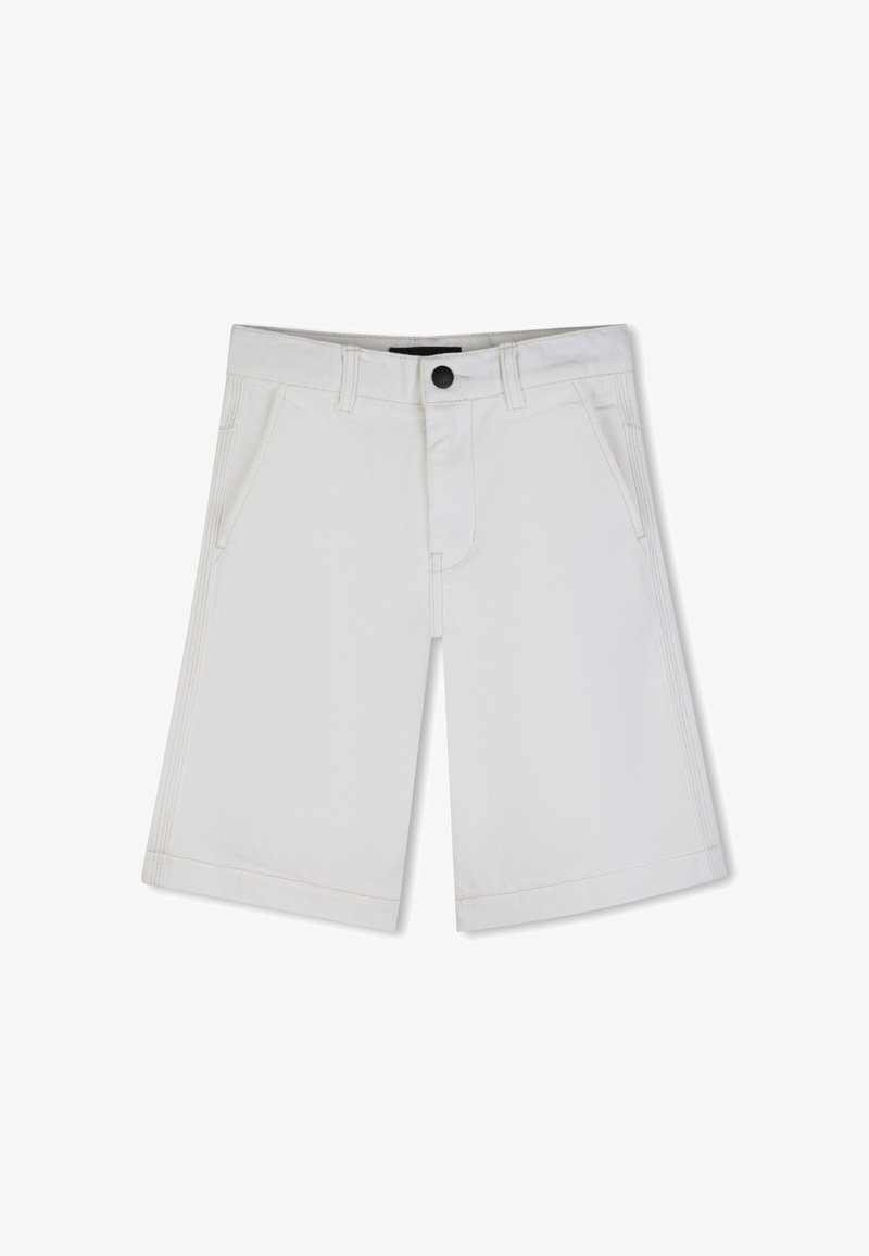 Shorts en denim blanc à coupe droite, dotés de poches avant, d'une fermeture à bouton noir et de coutures ton sur ton.