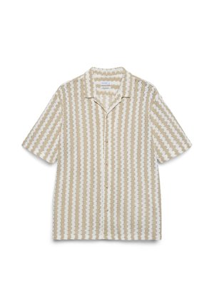 Chemise à manches courtes avec boutons, motif rayures ondulées verticales beige et blanches, col style camp sur fond blanc.