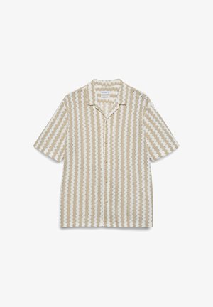 Chemise à manches courtes avec boutons, motif rayures ondulées verticales beige et blanches, col style camp sur fond blanc.
