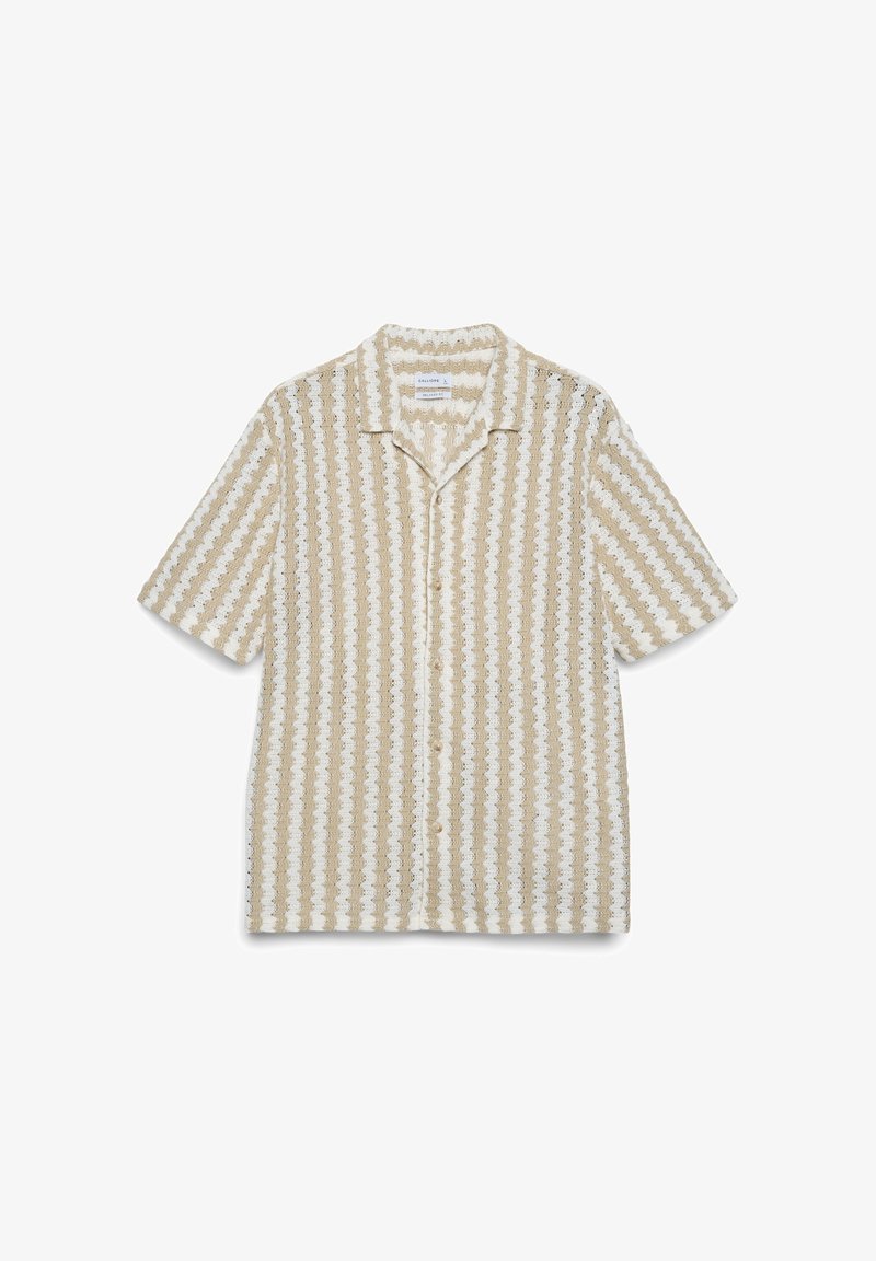Kurzärmeliges Hemd mit Knopfleiste, beigem und weißem vertikalem wellenförmigem Streifenmuster und Camp-Kragen auf weißem Hintergrund.