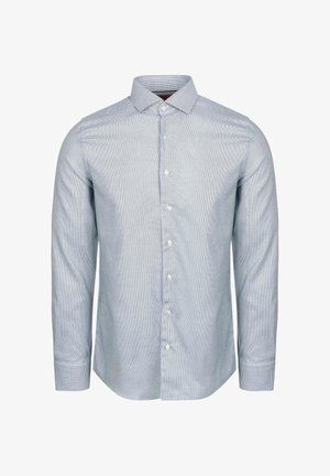 Herren-Langarmhemd zum Knöpfen mit kleinem blau-weiß kariertem Muster und klassischem Kragen auf weißem Hintergrund.