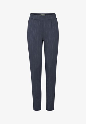 Pantaloni blu navy con frontale piatto, righe verticali e vestibilità sartoriale. Realizzati in un tessuto liscio con una leggera lucentezza.