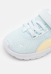 Puma ANZARUN LITE - Sportcipő - dewdrop/chamomile/white