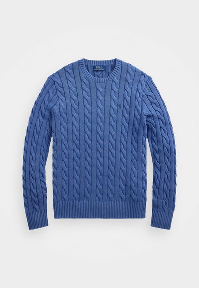 Blå kabel-strikket sweater med rund halsudskæring, ribbede manchetter og kant, der har et struktureret mønster overalt og mærket indeni kraven.