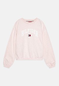 Sweatshirt court rose clair à manches longues, avec le texte blanc "HILFIGER" et un petit emblème rouge, blanc et bleu sur la poitrine.
