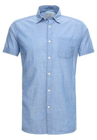 Jasnoniebieska koszula na krótki rękaw z kołnierzykiem i kieszenią na piersi, wykonana z tkaniny o fakturze.