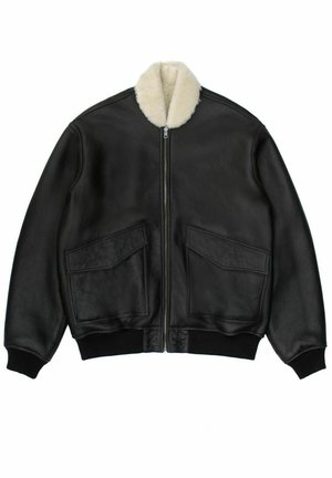 Veste bomber en cuir noir avec un col en shearling, fermeture éclair, deux poches avant et des poignets et un ourlet en maille côtelée. Texture lisse.