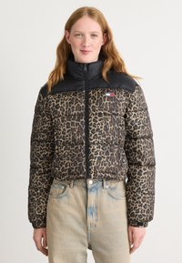Pufferjakke med krage i svart kunstlær og leopardmønstret stoff. Har quiltede seksjoner og glidelåsfront. Utsmykket med logo.