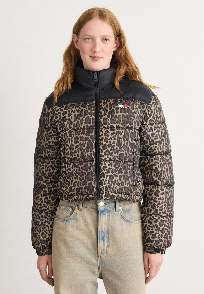 Pufferjakke med krage i svart kunstlær og leopardmønstret stoff. Har quiltede seksjoner og glidelåsfront. Utsmykket med logo.