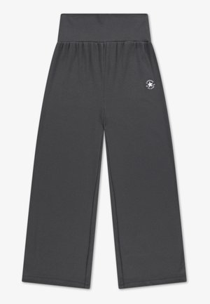 Γκρι παντελόνι με φαρδιά μπατζάκια και ελαστική μέση, κατασκευασμένο από απαλό ύφασμα. Διαθέτει μικρό λευκό λογότυπο στο πάνω αριστερό μέρος.