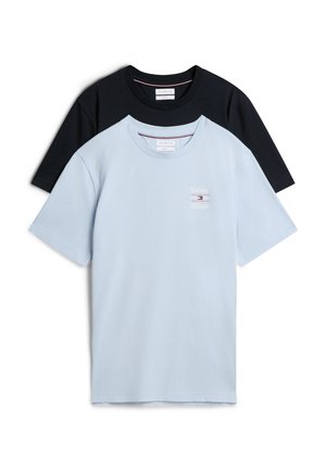 Deux t-shirts à manches courtes et col rond, un bleu clair avec un petit logo Tommy Hilfiger sur la poitrine, superposé à un t-shirt noir uni.