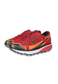 Chaussures de sport rouges et noires avec des accents orange, un dessus en mesh texturé, une semelle contrastante et un design ondulé sur le côté pour une meilleure adhérence.