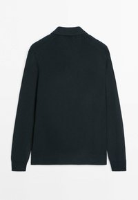 Donker marineblauwe gebreide trui met lange mouwen en een hoge kraag, gezien vanaf de achterkant tegen een witte achtergrond.