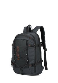 Zaino in tessuto nero con pannello frontale in rete, dettaglio con cordino elastico e spallacci regolabili. Presenta accenti arancioni e vari scomparti per lo stoccaggio.