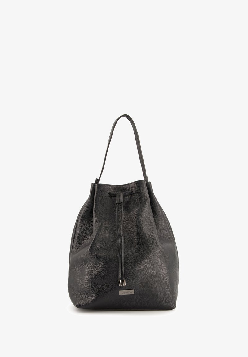 Schwarze Leder-Eimer-Tasche mit texturierter Oberfläche, Kordelzugverschluss und einem einzigen Griff. Mit silberner Hardware-Logodetail.