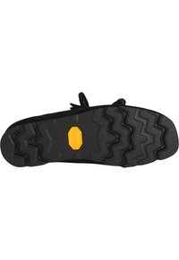 Fekete velúr cipő, texturált, zigzag mintázatú gumitalppal, középen kiemelkedő sárga Vibram logóval.