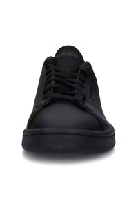 Sort Adidas sneakers med snørebånd set fra fronten, med en glat tå og en tyk sål på en hvid baggrund.