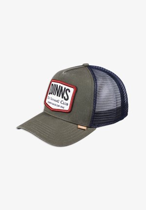 Khakifarbenes Cap mit einem marineblauen Netzrücken, mit einem rechteckigen roten und weißen gestickten Patch, auf dem "DJINNS Do Nothing Club" steht.